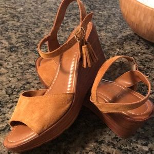 Light as air made in Italy wedges, tassel detail!